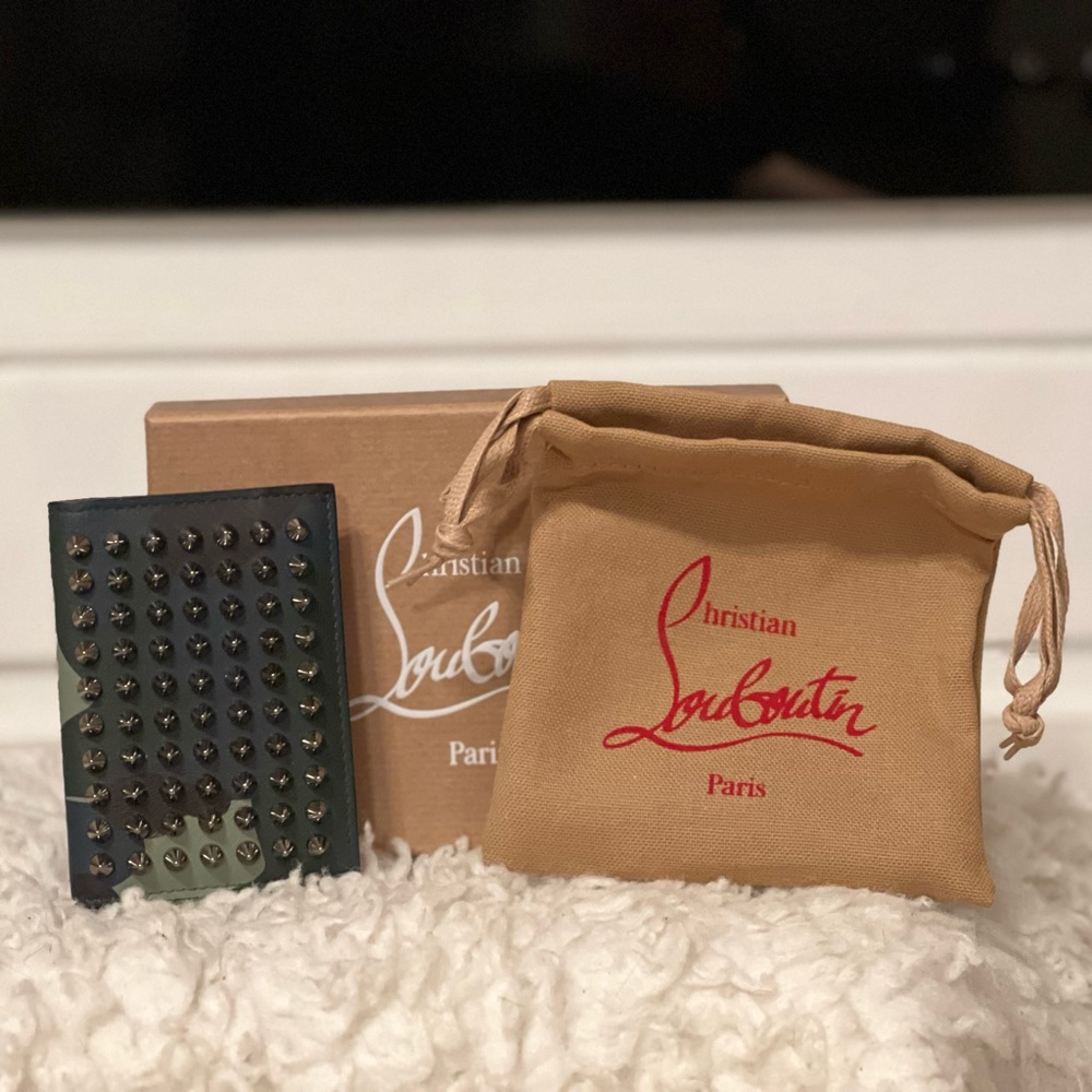 ❤️❤️Christian Louboutin Sifnos Studded Leather Bifold Wallet